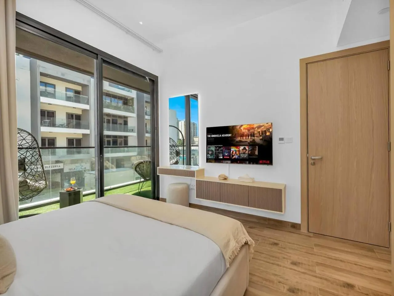 ドバイBrand New Luxurious 2 Bed In Jvc With Padel Courtアパートメント 0*, ドバイ